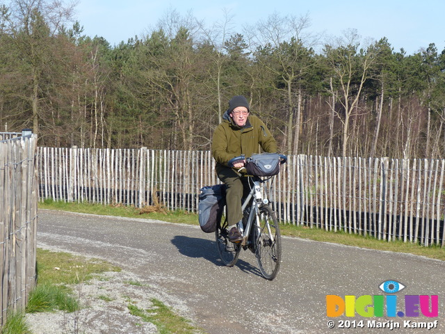 FZ003245 Hans biking